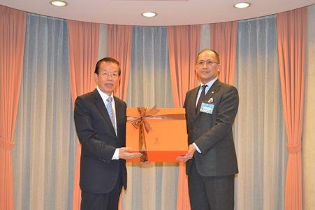 謝長廷・駐日代表（左）、三三青年会の陳冠舟・副団長（右）