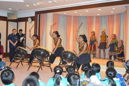 演奏する屏東パイワン族「羽撃舞藝術」（ユー・ヒット・ダンスアート）