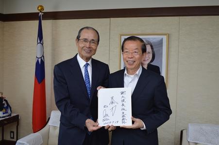 謝長廷・駐日代表（右）、王貞治・ソフトバンク球団会長（左）