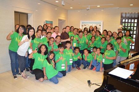 謝長廷・駐日代表（写真中央）と屏東県パイワン族「プザンガラン（希望）児童合唱団」一行