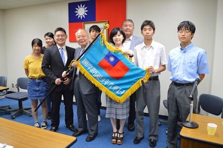 郭仲煕・駐日副代表（左４）と「2018年海外青年台湾観摩団」の参加学生ら