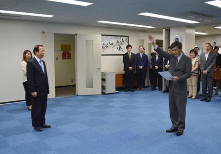 謝長廷・駐日代表（左）が立ち会う中、就任の宣誓をする蘇啓誠・台北駐大阪経済文化弁事処処長（右）