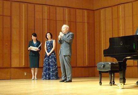 挨拶する郭仲煕・駐日副代表（右１）