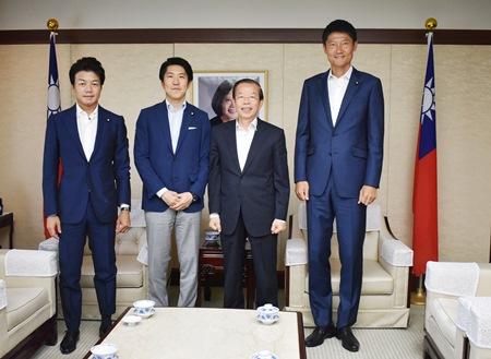 写真右より、朝日健太郎・参議院議員、謝長廷・駐日代表、佐藤啓・参議院議員、元榮太一郎・参議院議員
