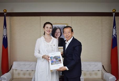謝長廷・駐日代表（写真右）、石井苗子・参議院議員（左）
