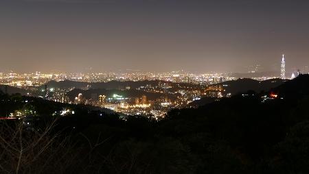 台北市文山区は古くから台湾茶の産地として知られてきましたが、中でも包種茶の栽培が盛んに行なわれてきました。そして、猫空地区は、茶芸館やオープンスタイルのカフェが並び、若者に絶大な人気を誇る行楽スポットとなっています。ここは見晴らしが良く、遠くに台北の町並みが眺められます。特に夕暮れ以降にここを訪れると、素晴らしい夕焼けと夜景が満喫できます。茶芸館はいずれも個性を競っており、台湾茶を楽しむだけでなく、茶葉料理や茶風味のデザートを出しているところもあります。こういった店舗はいずれも深夜まで営業しているので、時間を気にせずにくつろぐことができます。台北のランドマークである台北１０１も夜空に浮かんでいるかのように見えます。台北からはMRT文湖線の動物園駅からロープウェーがあるので、便利です。夜はタクシーも利用できるので、心配は要りません。夜のロープウェーもまた、暗闇の中を音もなく走るので、スリルがあります。ぜひ、試してください。