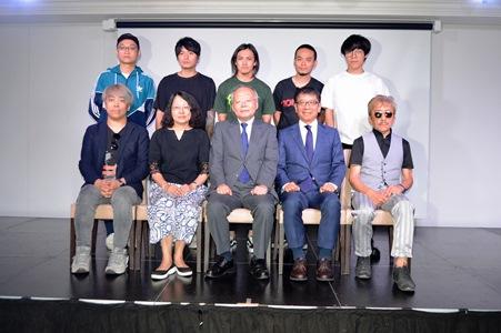 郭仲煕・駐日副代表（前列中央）、簡玉珍・文化部影視局流行音楽組科長（前列左２）、「2018 TAIWAN BEATS」出演の盧廣仲（クラウド・ルー）（後列右１）、「滅火器（Fire EX.）」（後列右２～４）、「落日飛車（Sunset Rollercoaster）」（後列左１）