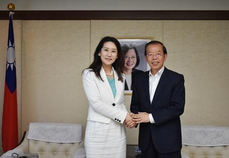 謝長廷・駐日代表（写真右）、松川るい・参議院議員（左）
