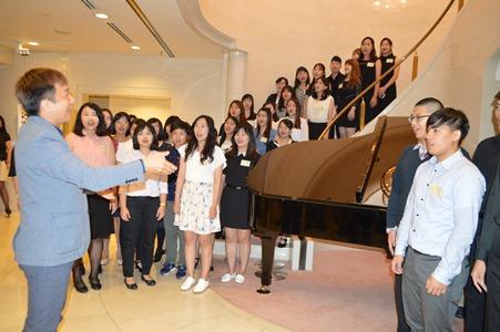 駐日代表公邸で合唱する高雄医学大学声楽社合唱団