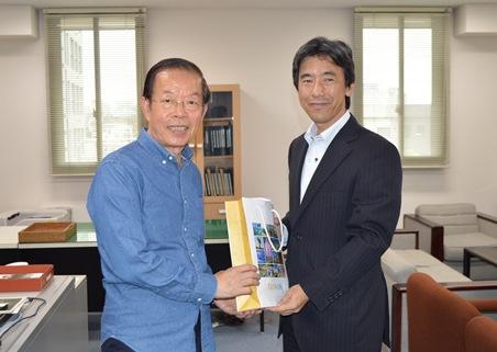 謝長廷・駐日代表（左）、佐藤安紀・国立科学博物館理事兼自然教育園園長（右）