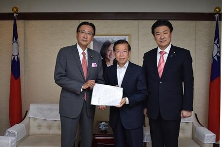 謝長廷・駐日代表（写真中央）、「日華議員懇談会」会長の古屋圭司・衆議院議員（左）、事務局長の木原稔・衆議院議員（右）
