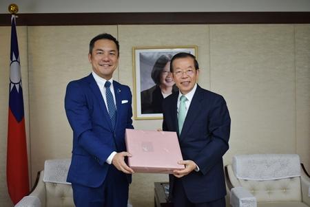 謝長廷・駐日代表（写真右）、鈴木英敬・三重県知事（左）