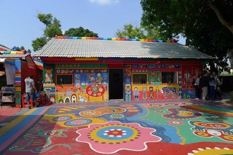 台中市郊外の南屯にある「彩虹眷村」。眷村とは戦後に中国から台湾へ渡ってきた軍人とその家族たちが暮らしていた集合住宅で、台湾各地に点在しました。ここは2008年頃から退役軍人である黄永阜氏がコンクリート家屋の壁にユニークな絵を描き始めたことから注目を集めるようになりました。動物や人物などを壁いっぱいにカラフルな色彩で描いており、「彩虹眷村(虹の村）」と呼ばれるようになりました。かつては再開発により取り壊されるという運命にありましたが、保存運動が起きて計画は取りやめになりました。現在は内外から大勢の行楽客が訪れ、台中を代表する観光スポットになっています。特に結婚写真の撮影に訪れる台湾人カップルが後を絶ちません。小さな集落ですが、外国人旅行者たちからはSNS映えするスポットとして話題を集めています。