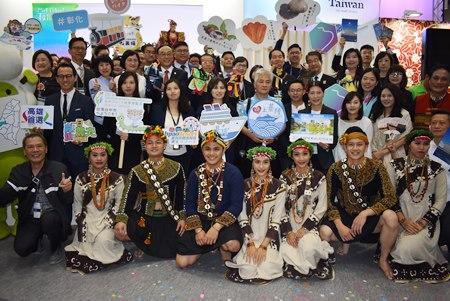 謝長廷・駐日代表、周永暉・交通部観光局局長、葉菊蘭・台湾観光協会会長、浜田恵造・香川県知事、台湾パビリオンに出展した台湾代表団のメンバーら