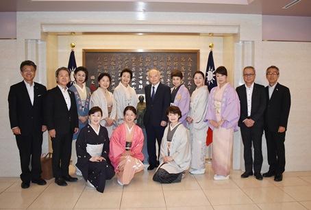 郭仲熙・副代表（後列右６）、川崎禮子・やまがた女将会会長（同５）
