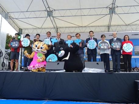 謝長廷・駐日代表（中央）、江春男・中華文化総会副会長（右５）、周永暉・交通部観光局長（左５）、葉菊蘭・台湾観光協会会長（右３）、朱文清・台湾文化センター長（右２）、銭妙玲・台日文化交流基金会会長（右１）、服部征夫・東京都台東区長（右４）