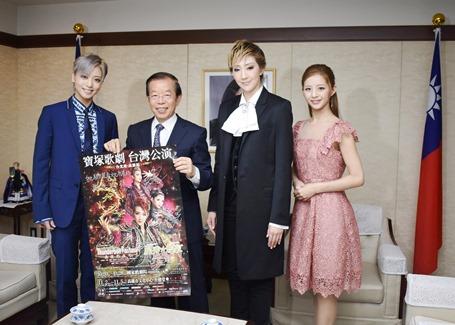 「第3回　宝塚歌劇　台湾公演」が台北（10/20-28）と高雄（11/2-5）で開催されるのに先立ち、駐日代表処に謝長廷・代表(写真左２)を訪問した宝塚歌劇団星組トップスターの紅ゆずるさん（右２）、星組娘役トップの綺咲愛里さん（右１）、星組スターの礼真琴さん（左１）
