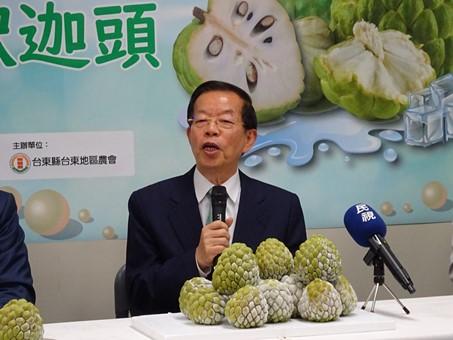 記者会見で台湾・台東産の冷凍「釈迦頭」をPRする謝長廷・駐日代表