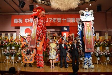 謝長廷・駐日代表（右２）、陳桎宏・駐日代表処横浜分処処長（右１）、洪益芬・横浜華僑総会会長（右３）