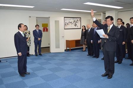 謝長廷・駐日代表（左）が立ち会う中、就任の宣誓をする陳忠正・台北駐大阪経済文化弁事処福岡分処（駐福岡弁事処）処長（右）