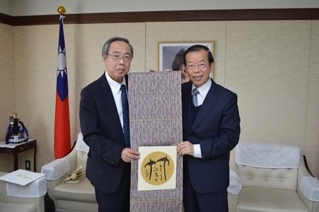 謝長廷・駐日代表（右）、風岡五城・産経国際書会理事長（左）