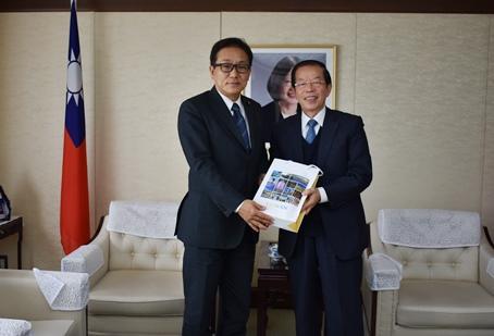 謝長廷・駐日代表（写真右）、江島潔・参議院議員（左）
