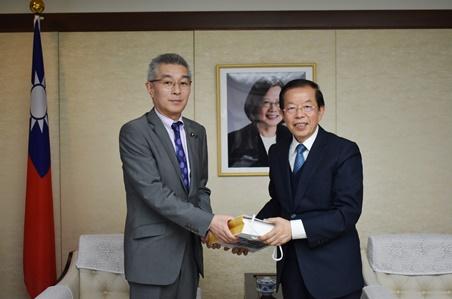 謝長廷・駐日代表（写真右）、牧義夫・衆議院議員（左）
