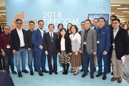 謝長廷・駐日代表（写真前列左５）、「台湾テレビドラマ制作産業連合総会（台湾電視劇製作産業聯合総会）」の林錫輝会長（前列右２）、「2018 TIFFCOM（コンテンツ国際見本）」台湾パビリオンの出展業者ら
