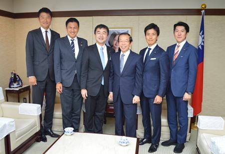 写真左より、朝日健太郎・参議院議員（自民党青年局長代理）、武井俊輔・衆議院議員（自民党青年局国際部長）、佐々木紀・衆議院議員（自民党青年局長）、謝長廷・駐日代表、小林史明・衆議院議員（自民党青年局長代理）、佐藤啓・参議院議員（自民党青年局国際副部長）