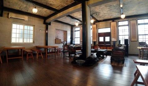 高雄港に近い鼓山地区はかつて、高雄市の中枢として栄華を極めていました。その賑わいは過去のものとなってしまいましたが、今も風情溢れる家並みが残っています。近年、高雄市都市発展局は「老屋活化」と呼ばれる政策を進めており、老家屋の修繕費用を補助しています。これを受け、ここ数年、古い家屋をカフェやレストランにリノベーションするケースが増えています。写真はその一つで、鼓南街の細い路地裏にある茶芸サロンです。この一帯は戦前は「湊町」と呼ばれ、特に賑わっていた場所です。ここは戦後間もない頃に建てられた洋館で、瀟洒な造りとなっています。長い間、放置されていましたが、10ヶ月にわたる修繕工事を経て、現在は完全予約制の落ち着いた茶芸サロンに生まれ変わっています。