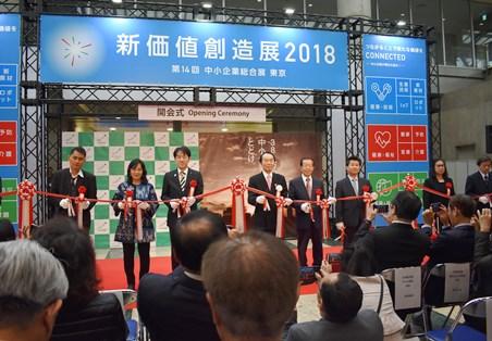 謝長廷・駐日代表（正面左５）、石川昭政・経済産業大臣政務官（同３）、高田坦史・「独立行政法人 中小企業基盤整備機構」理事長（同４）


