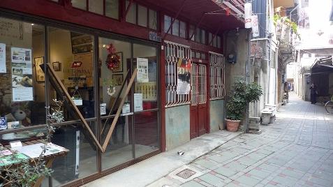 台南の名勝である「赤崁樓」。付近には数多くの古刹が集まり、台南観光には欠かせないエリアとなっています。そんな中に「新美街」と呼ばれる一本の路地があります。ひっそりと静かな雰囲気の路地ではありますが、最近は若者たちが経営するカフェや民宿などが増え、にわかに注目を集めるようになりました。新美街は古くは「米街」と呼ばれていました。これはこの一帯に米問屋が多く集まっていたことに由来します。また、通りには宗教用品を扱う店も少なくありません。寺廟で用いられる伝統刺繍やお供え物に用いられる郷土菓子、紙工芸品、お線香、提灯などの老舗が点在しています。そのほか、珍しいところでは亜鉛製品の小さな工場もあります。こうした店では職人たちが手作りする姿を近くで眺めることができます。新しい店が増えていく一方で、昔ながらの技に触れられることも人気を支えています。