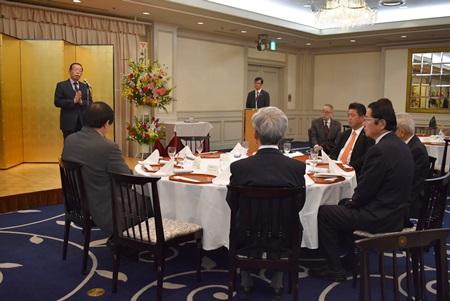 講演する謝長廷・駐日代表、「日本台湾親善協会」会長の衛藤征士郎・衆議院議員（右２）
