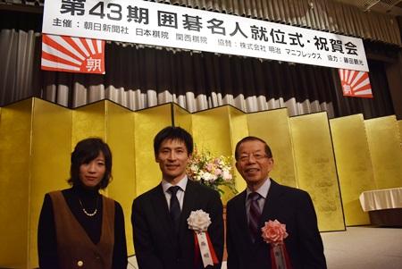写真右から謝長廷・駐日代表、張栩・名人、謝依旻・六段
