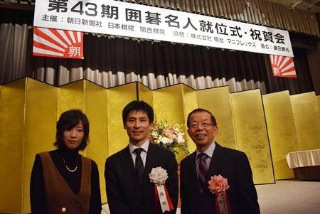 写真右から謝長廷・駐日代表、張栩・名人、謝依旻・六段
