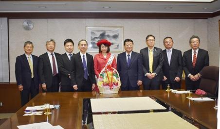 堀義明・青森県観光国際戦略次長（写真右３）、「一般社団法人青森県りんご輸出協会」の北山敏光・理事長（右４）、「一般社団法人青森県りんご対策協議会」の工藤文明・専務理事（右１）、「ミスりんご」の相馬澄佳さん（中央）、周立・駐日代表処経済部長（左４）