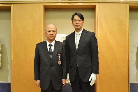 外交部は、前日華議員懇談会事務局長の橋本靖男氏（写真左）の長年にわたる台日関係促進への貢献に対する感謝の意を表するため、「外交の友貢献賞」を張仁久・駐日副代表（右）より授与した。