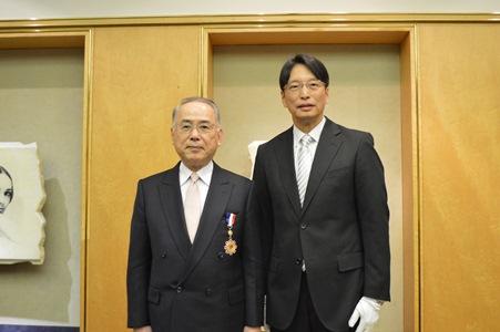 外交部は、前日華議員懇談会事務局の見附輝志氏（写真左）の長年にわたる台日関係促進への貢献に対する感謝の意を表するため、「外交の友貢献賞」を張仁久・駐日副代表（右）より授与した。