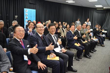 謝長廷・駐日代表（前左４）、范佐銘・客家委員会副主任委員（前左５）、朱文清・台湾文化センター長（前左２）、岡村央棟・日本国際客家文化協会会長（前左１）、作家の利玉芳氏（前右１）、甘耀明氏（前右２）