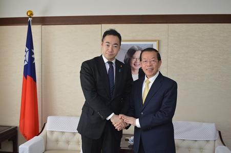 謝長廷・駐日代表（右）、鈴木馨祐・衆議院議員（左）