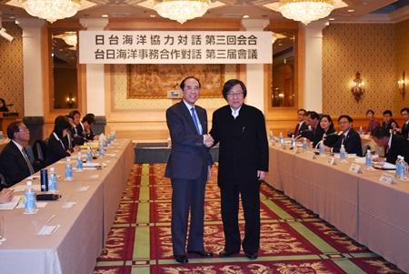 開会式での邱義仁・台湾日本関係協会会長（写真右）と大橋光夫・日本台湾交流協会会長（左）
