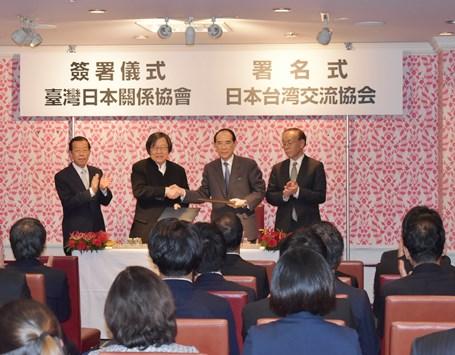 「台日海洋協力対話　第三回会合」において、「密輸および密航への対策に係る協力に関する覚書」と「台日海洋科学協力に関する覚書」の署名式が行われ、邱義仁・台湾日本関係協会会長（写真左２）と大橋光夫・日本台湾交流協会会長（右２）がそれぞれを代表し覚書を交わした。謝長廷・台北駐日経済文化代表処代表（左１）、谷崎泰明・日本台湾交流協会理事長（右１）
