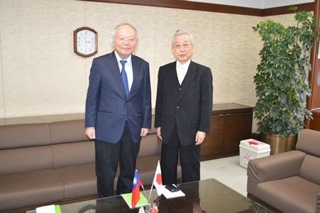 郭仲煕・駐日副代表（左）、吉田源彦・北海道神宮宮司（右）