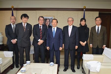 謝長廷・駐日代表（中央）、三村達・日台稲門会会長（左３）、岩永康久・日台稲門会名誉会長（右３）