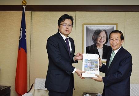 謝長廷・駐日代表（写真右）、加藤剛士・名寄市長（左）
