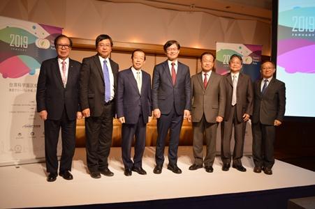 謝長廷・駐日代表（左３）、許有進・科技部政務次長（中央）、舟町仁志・日本台湾交流協会専務理事（右３）、並びに台湾の各科学園区の代表者ら