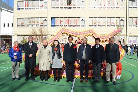 高建智・僑務委員会副委員長（右４）、郭仲煕・駐日副代表（左３）、陳櫻芳・東京中華学校校友会会長（左４）、劉剣城・東京中華学校校長（右１）