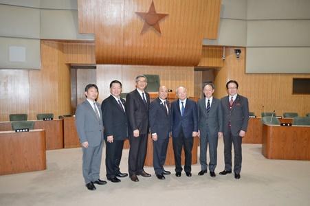 郭仲煕・駐日副代表（右３）、岩隈敏彦・北海道釧路市副市長（右２）、草島守之・釧路市議会議長（中央）、周学佑・駐日代表処札幌分処処長（左３）