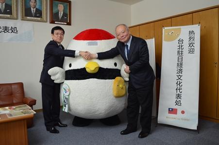 郭仲煕・駐日副代表（右）、大石正行・北海道鶴居村長（左）