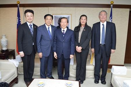 謝長廷・駐日代表（中央）、中川忠昭・富山県日華親善協会会長/富山県日台友好議員連盟会長/富山県議会議員（左２）、黄勇超・富山県台湾総会会長（左１）